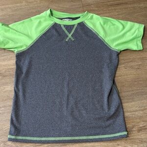🟡Kids Green and Gray Raglan T-Shirt. Size 3